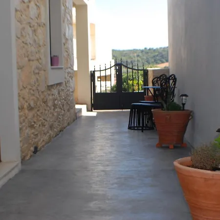 Διαμέρισμα Irene's Garden *